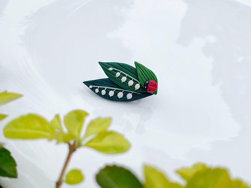 Lily of the valley and beetle necklace plus brooch (dual-use jewelry) - เข็มกลัด - ดินเหนียว สีเขียว