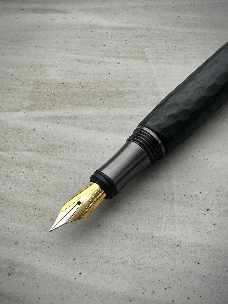 紫檀（東アフリカブラックイエロー）万年筆（ブラックチタンカラー） - 万年筆 - 木製 