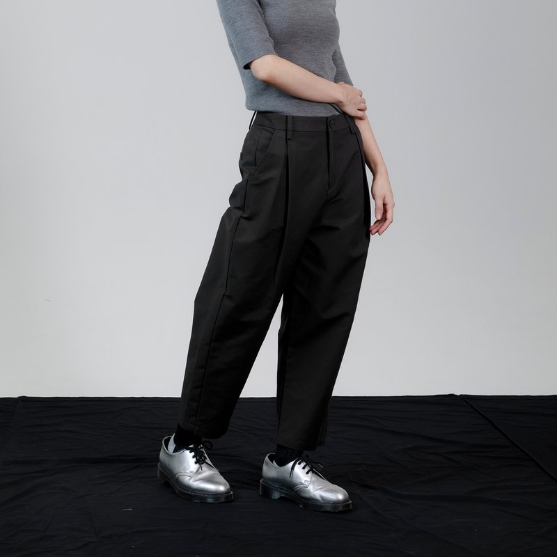 Stiff pleated cropped trousers - กางเกงขายาว - ผ้าฝ้าย/ผ้าลินิน สีดำ