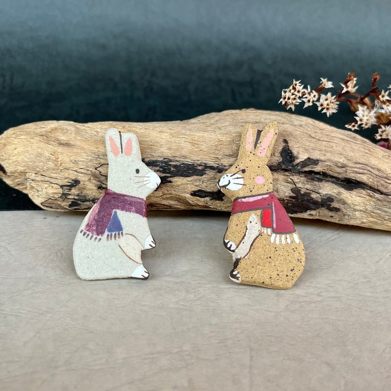 A Lu  戴圍巾的兔兔陶別針/手作手繪 原創限量版 - 襟章/徽章 - 陶 多色