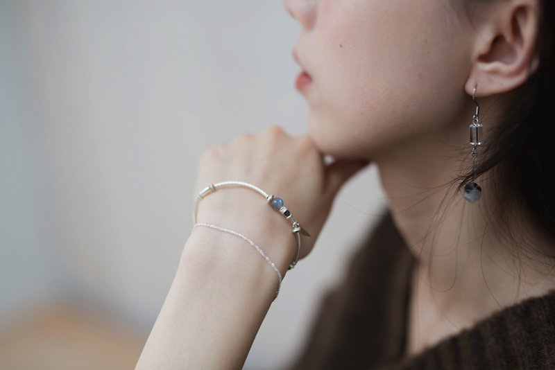 ZHU. handmade bracelet | blue glazed light (sterling silver / gift / spectrum stone / sapphire) - Bracelets - Sterling Silver 