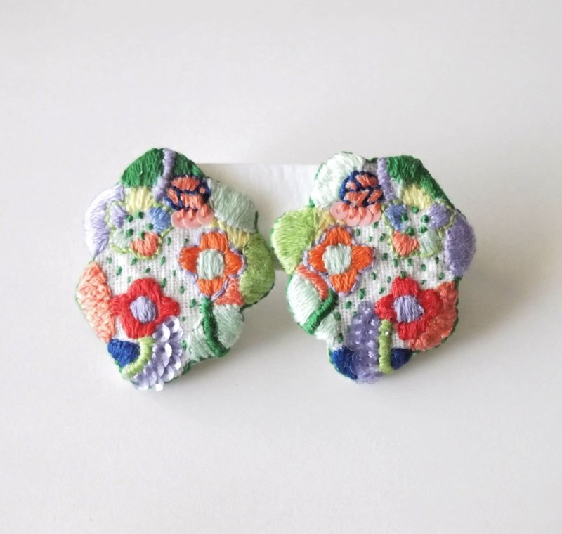 Embroidered Clip-On Ohanabatake - ต่างหู - งานปัก หลากหลายสี