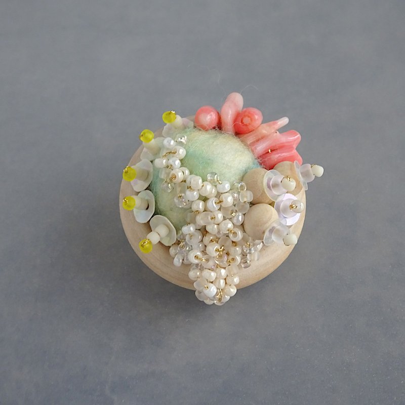 Wood and coral cabochon brooch - เข็มกลัด - ไม้ สึชมพู