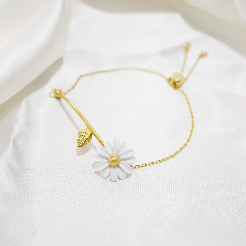 Delicate, sweet and romantic daisy bracelet - สร้อยข้อมือ - โลหะ สีทอง