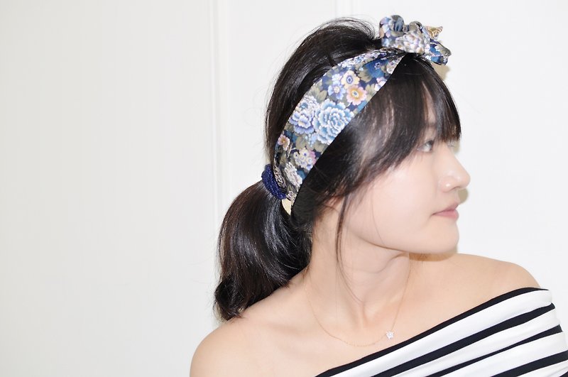 Flat 135 X Taiwanese designer Liberty in London, UK purchases 100% silk - Scarves - Silk Blue