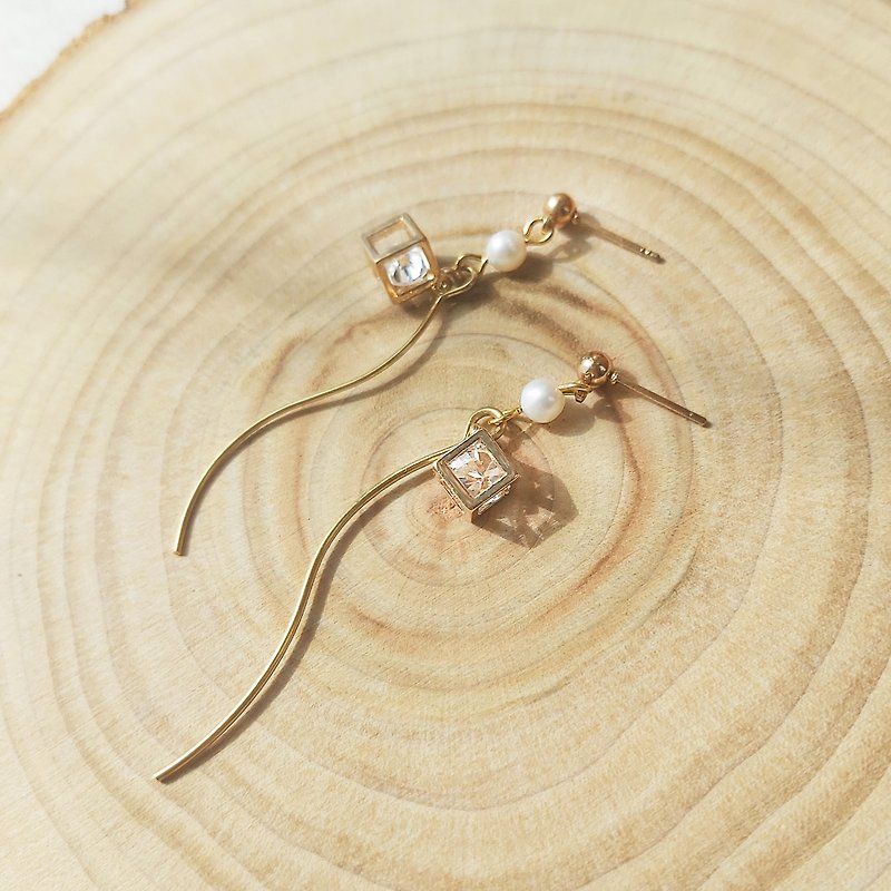 Freshwater Pearl Cube Rhinestones with Bronze Curve Dangle Vintage Earrings Ear Pins Clip-On Birthday Gifts - ต่างหู - ไข่มุก ขาว