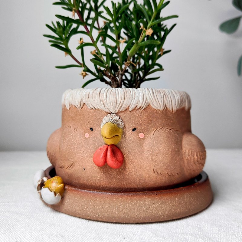 Planter with saucer, medium-brown hen. Handmade plant pot with drainage. - เซรามิก - ดินเผา 