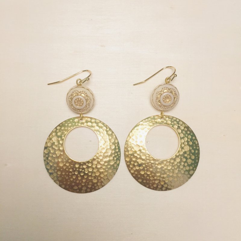 Vintage engraving beige flower big round earrings - ต่างหู - เรซิน ขาว