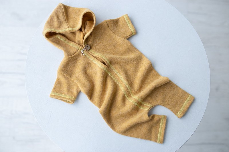 Yellow bodysuit for newborn boys: the perfect outfit for a little boy - Baby Accessories - Other Metals Yellow