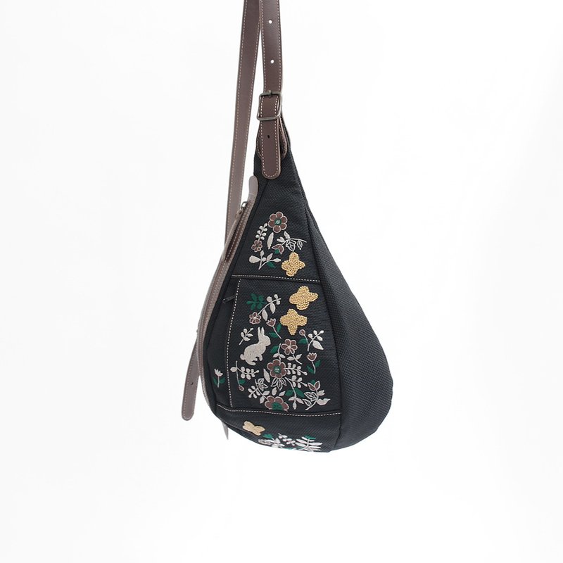 うさぎガーデン刺繍・ボディーバッグ - 後背包/背包/書包 - 真皮 黑色