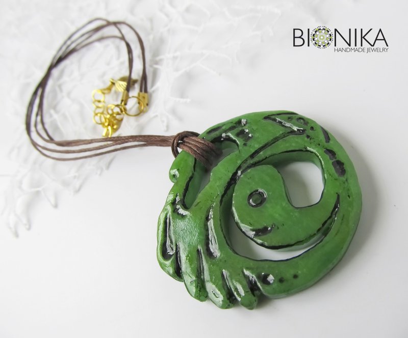 Lara Croft jade pendant Tomb Raider nephrite necklace Shadow Cosplay costume - 項鍊 - 黏土 綠色
