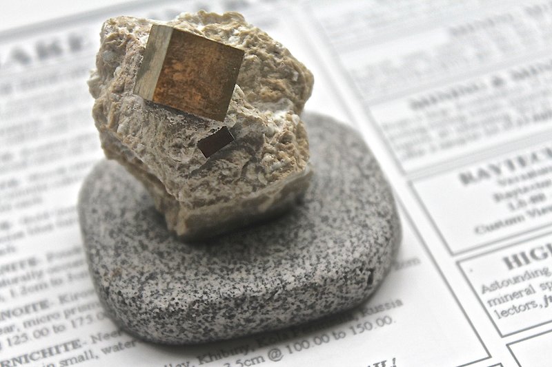 Spanish Pyrite / Fool Gold (with base) ▲ - ของวางตกแต่ง - เครื่องเพชรพลอย สีทอง