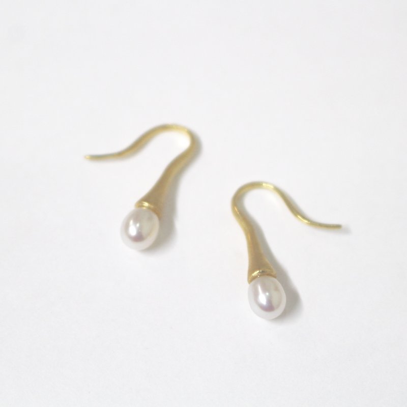 淡水パールのスウィンギングピアス2 Gold色 - 耳環/耳夾 - 寶石 金色