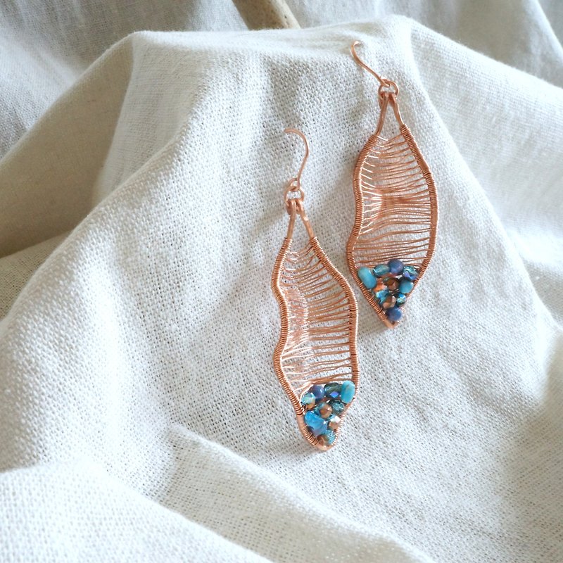 Handmade copper for kyanite Czech crystal mermaid seaweed leaf earrings not oxidative color holiday wind - ต่างหู - ทองแดงทองเหลือง สีน้ำเงิน