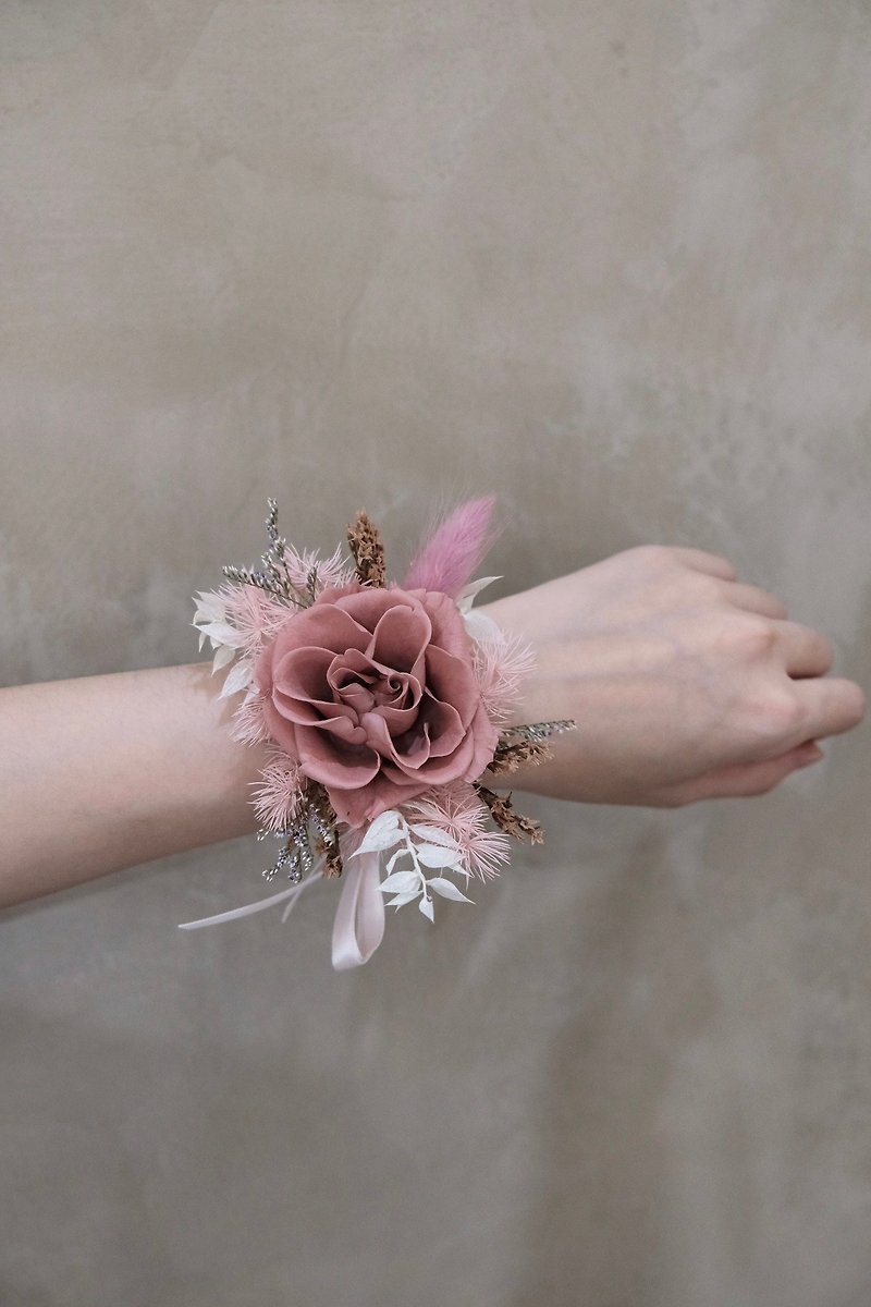 Bride/Bridesmaid Wrist Flowers【Modern】-Wedding/Eternal Flowers - เข็มกลัด/ข้อมือดอกไม้ - พืช/ดอกไม้ สึชมพู