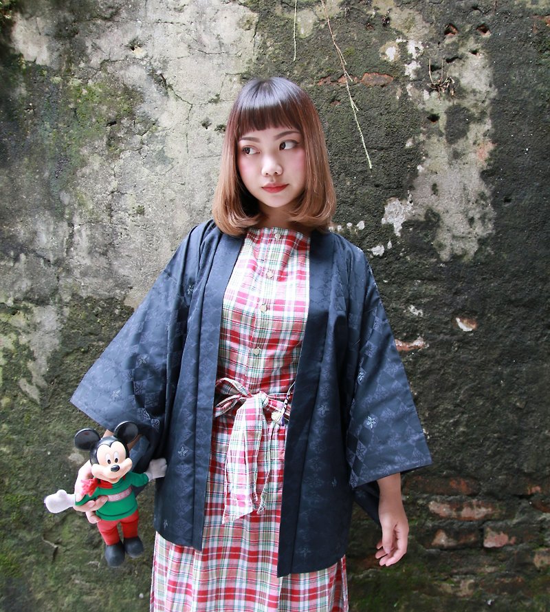 Back to Green :: Japan back to the kimono weaving short version of classical embossed / / men and women can wear / / vintage kimono (KI-59) - เสื้อแจ็คเก็ต - ผ้าไหม 