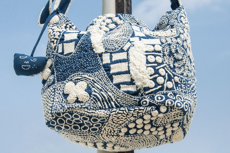 手縫純棉布側背包 刺繡斜背包 手工刺繡肩背包 手縫藍染包indigo - 側背包/斜背包 - 棉．麻 藍色
