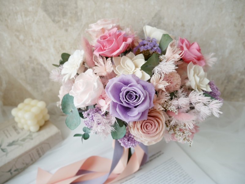 自然型手綁不凋捧花【甜蜜夢境】永生花/拍婚紗/登記結婚花束 - 乾燥花/永生花 - 植物．花 粉紅色