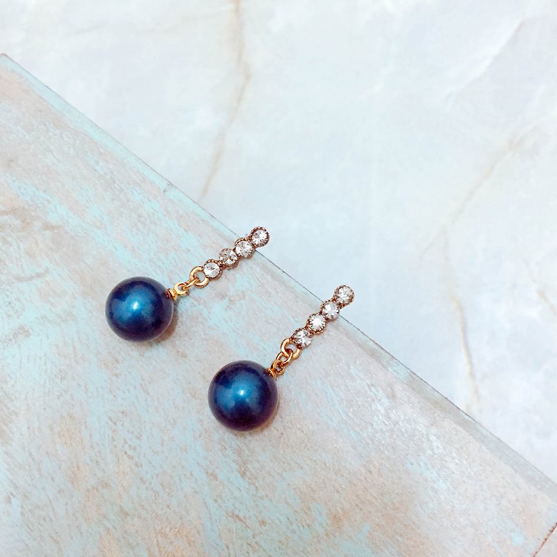 Midnight Parisian Sapphire Crystal Pearl Earrings - ต่างหู - เครื่องเพชรพลอย สีน้ำเงิน