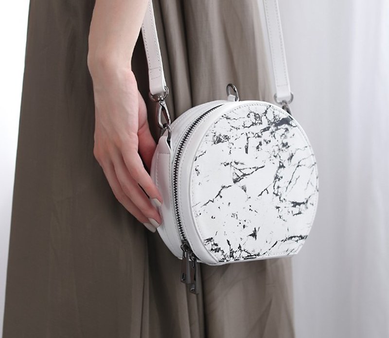 Mini round drum portable shoulder dual-use hard shell leather small bag white marble - กระเป๋าถือ - หนังแท้ ขาว