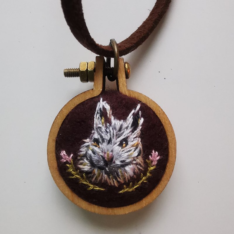 Owl hand-embroidered necklace, Owl wooden pendant, Wooden hoop, Forest art - 項鍊 - 木頭 多色