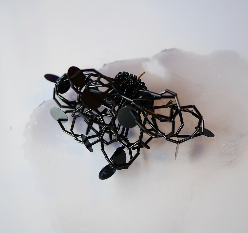 tsububu/bead embroidery/earrings/ Clip-On/tassels [large]/one ear/both ears/black - Earrings & Clip-ons - Thread Black