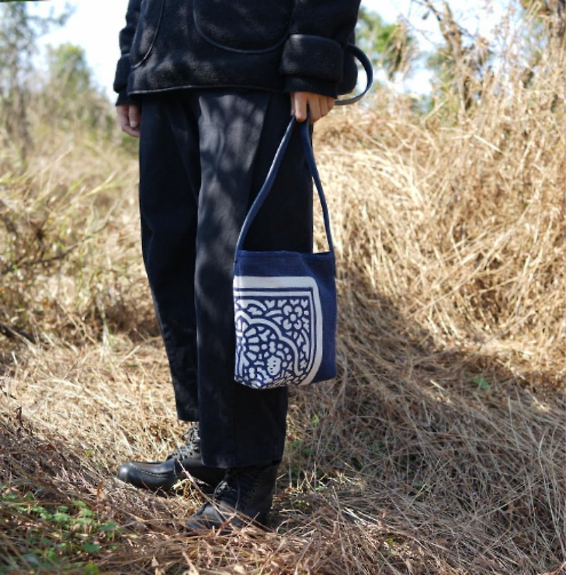 Multi-color Wenzhou clip valerian indigo dyed ancient cloth cross-body bag pure hand-made copper buckle zipper shoulder bag tote bag - กระเป๋าแมสเซนเจอร์ - ผ้าฝ้าย/ผ้าลินิน สีน้ำเงิน