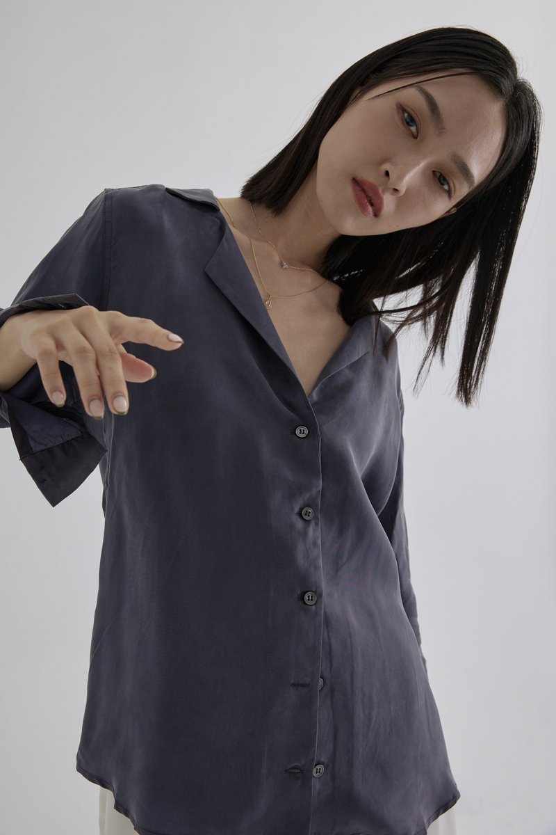 [Brand original] Gracie silky Bronze rayon shirt dark blue - Women's Tops - Other Man-Made Fibers Blue