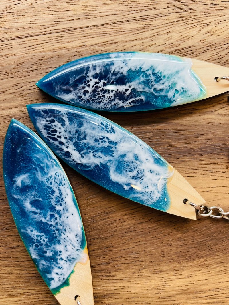 Hinoki ocean style surfboard charm keychain - ที่ห้อยกุญแจ - ไม้ สีน้ำเงิน