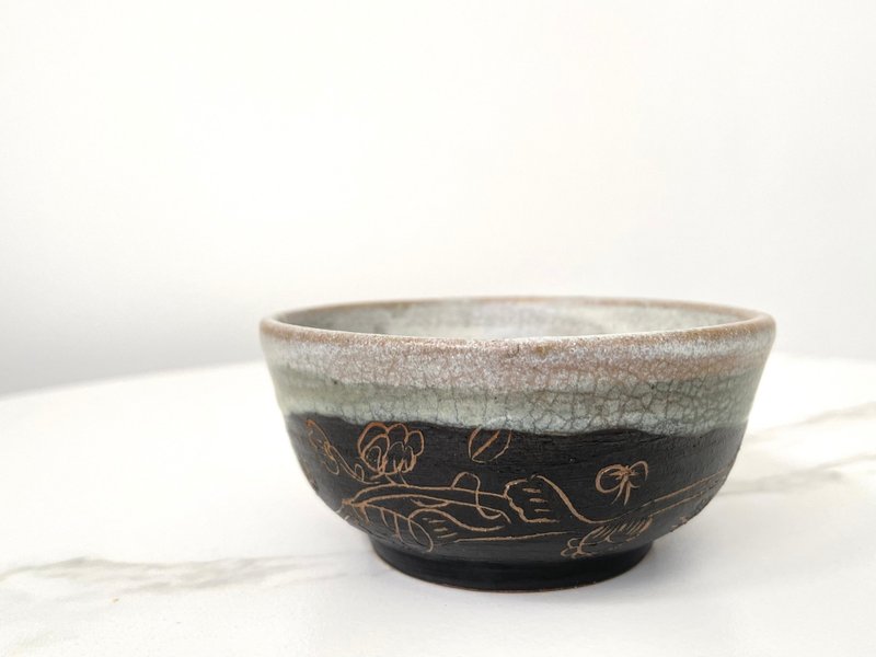 Simple and elegant carved flower bowl - ถ้วยชาม - ดินเผา ขาว