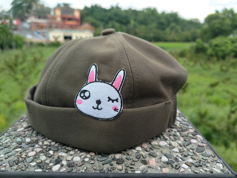 兔兔眨眼刺繡水兵帽 - 帽子 - 棉．麻 