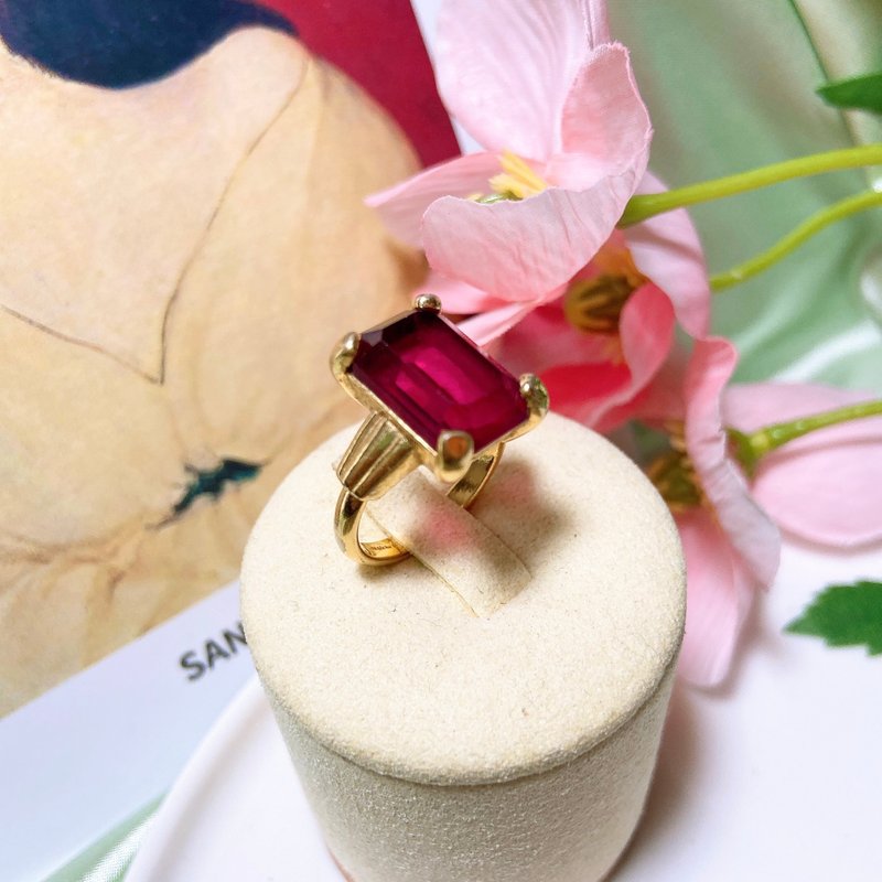 [Western Antique Jewelry] 10.5 Gaotai Red Wine Rose Red Beautiful Texture Rectangular Rhine Ring - แหวนทั่วไป - เครื่องประดับ สีแดง