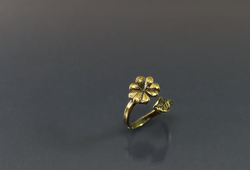 植物系列-幸運草開口黃銅戒 - 戒指 - 銅/黃銅 紅色