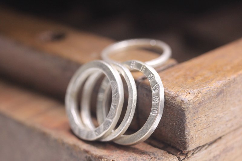 Large profile handmade silver ring with stamped patterns (R0058) - 戒指 - 銀 銀色