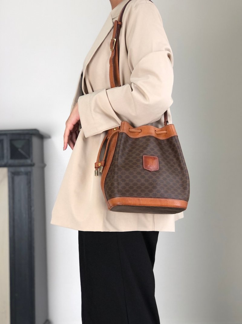 CELINE 賽琳 Macadam 馬車/老花 斜背包 棕色 浮雕 Blazon PVC - 側背包/斜背包 - 防水材質 咖啡色
