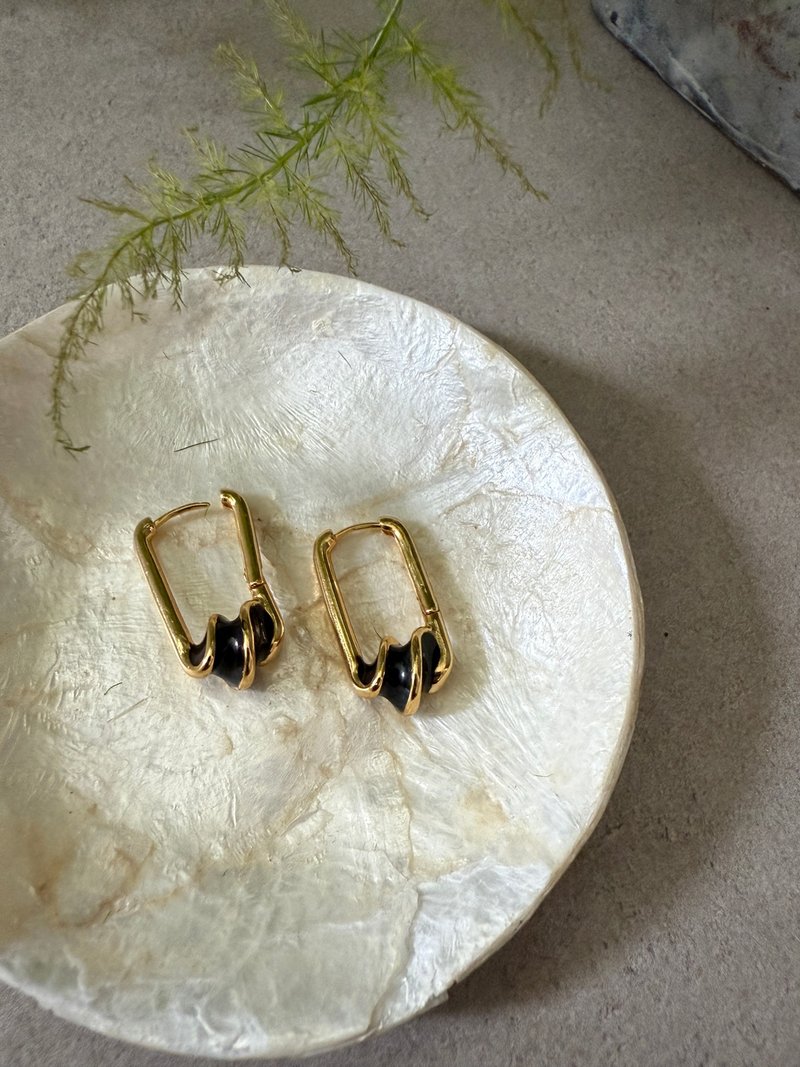 極簡風格經典商品圈圈耳環 黑白兩色 聖誕禮物 - 耳環/耳夾/耳骨夾 - 琺瑯 白色