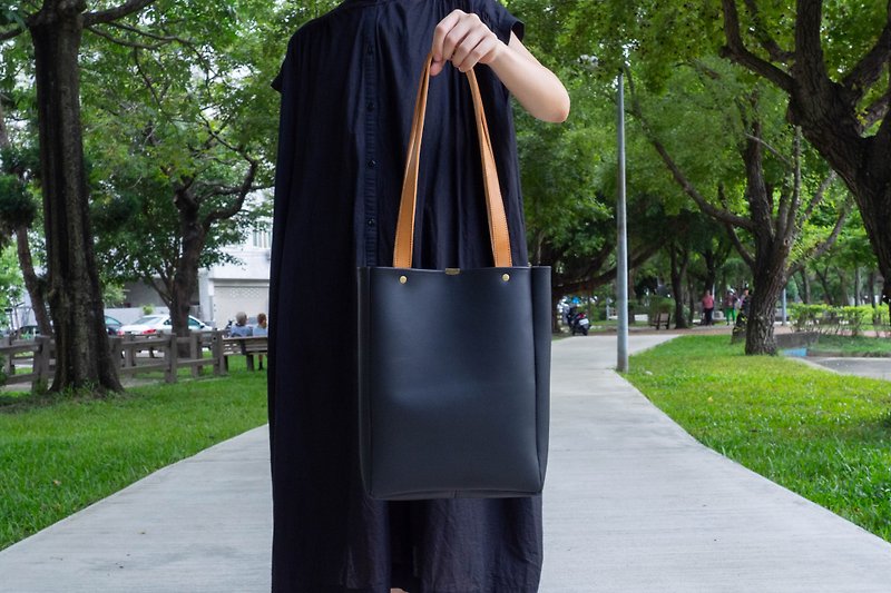 Tote bag that fits under A4 - กระเป๋าถือ - หนังแท้ สีดำ