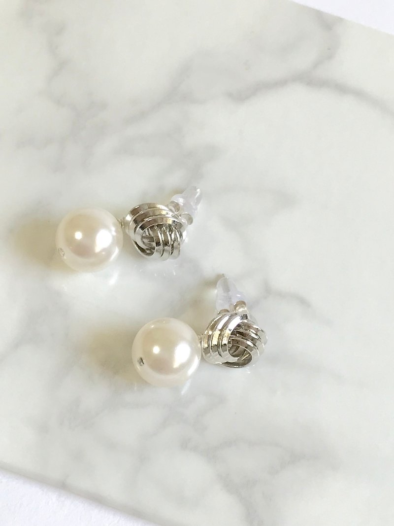 Swarovski pearl silver stud earring - ピアス・イヤリング - 真珠 シルバー