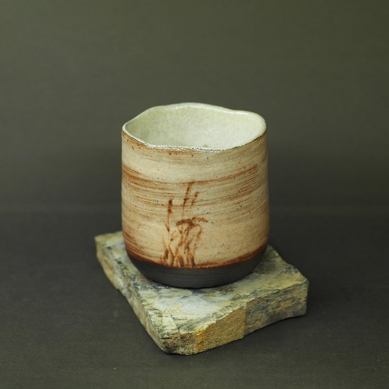 Hand-made pottery with soda glaze brush pattern iron-painted Yamaguchi bucket water cup - Cups - Pottery 