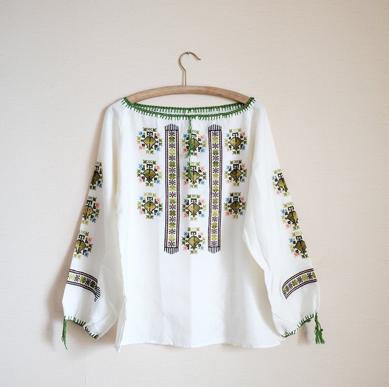 Vintage Slavic ethnic handmade cross-stitch grass green lantern sleeve top - เสื้อผู้หญิง - ผ้าฝ้าย/ผ้าลินิน 