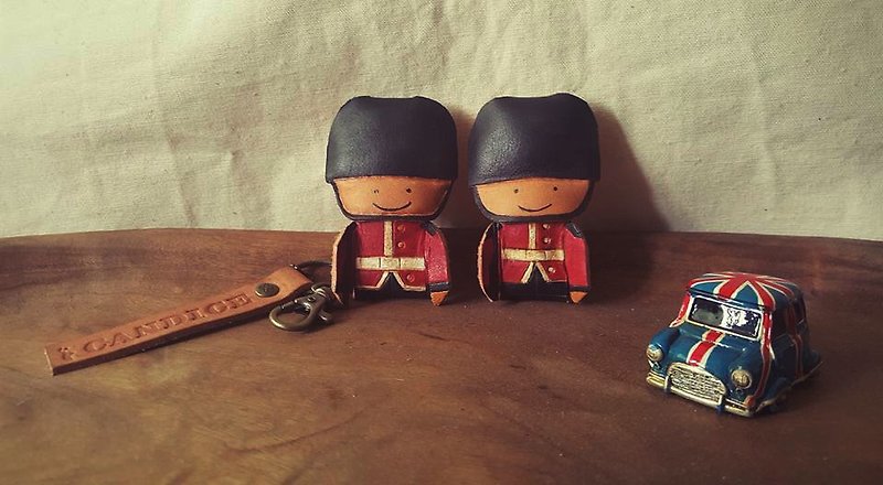 Cute British town soldier pure leather key ring-can be engraved - ที่ห้อยกุญแจ - หนังแท้ สีส้ม