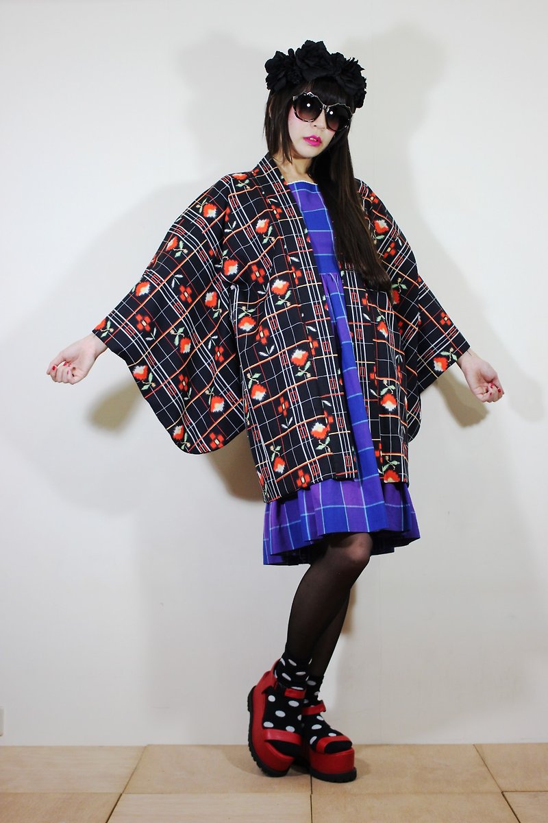 F2064(日本製和服)(Vintage)黑色橘色格紋花朵排列日本和服羽織(はおり) - 女大衣/外套 - 棉．麻 黑色