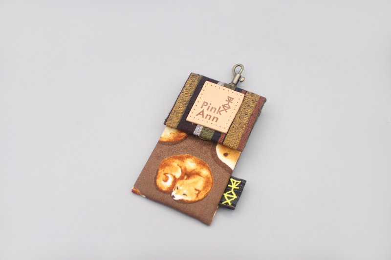 Pink Ann Ping An Hairy Kids Card Holder-Shiba Inu Bagel, Japanese Cloth, Easy Travel Card Holder Pass Cards Directly - ที่ใส่บัตรคล้องคอ - ผ้าฝ้าย/ผ้าลินิน สีนำ้ตาล