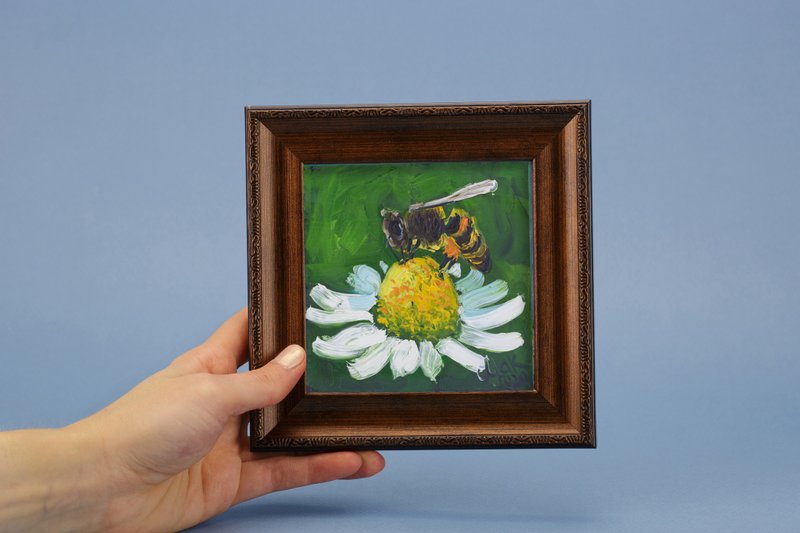 BumbleBee Small Oil Painting Bee Original Art Chamomile Painting Floral Artwork - 海報/掛畫/掛布 - 其他材質 黃色