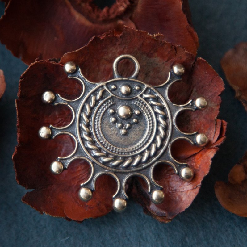 Devana sun slavic pendant. Sun leather necklace. Female amulet jewelry. Pagan - 項鍊 - 其他金屬 橘色