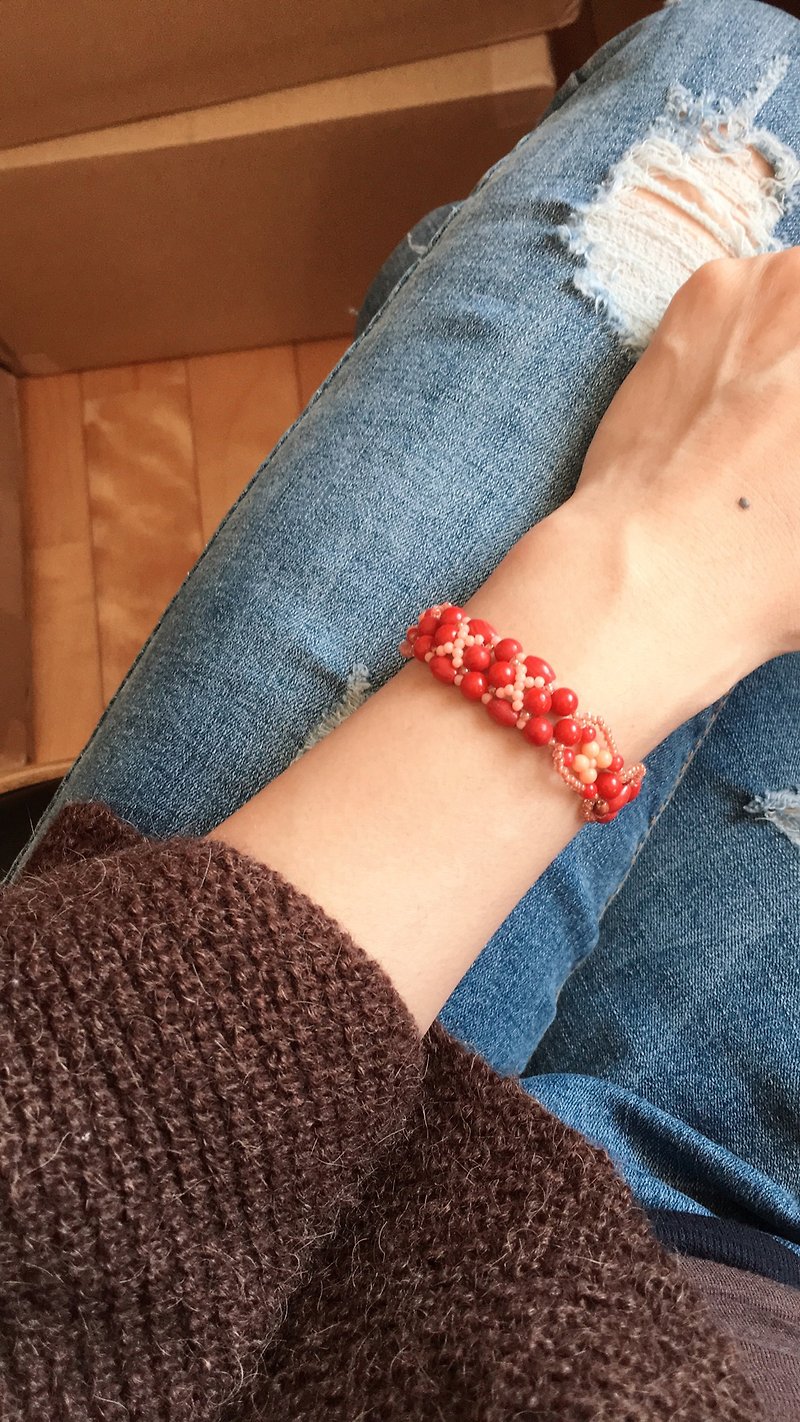 Bright red coral knitted bracelet - สร้อยข้อมือ - เครื่องประดับพลอย สีแดง