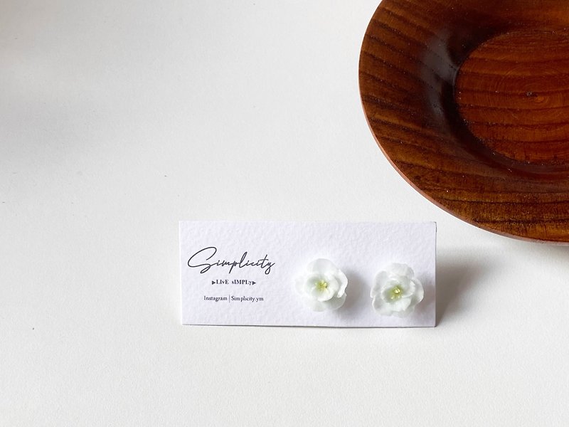 Simplicity | Small, fresh, elegant and simple small flower soft pottery earrings Polymer Clay - Earrings & Clip-ons - Pottery White