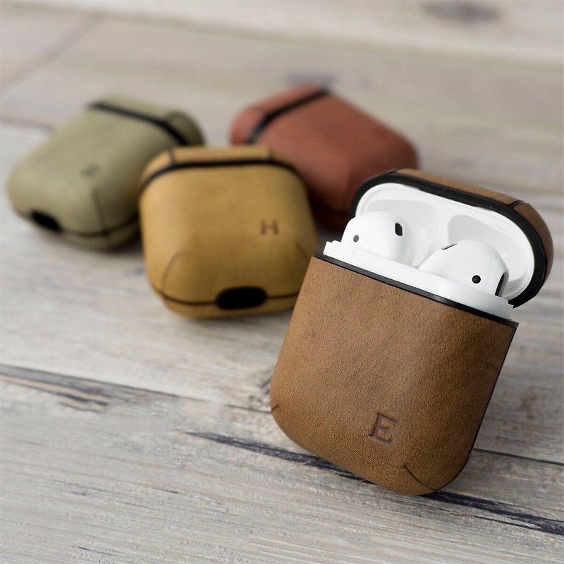 AirPods Case [Damaged Leather Style] Engraved Initial Leather FG01U - ที่เก็บหูฟัง - หนังแท้ สีนำ้ตาล