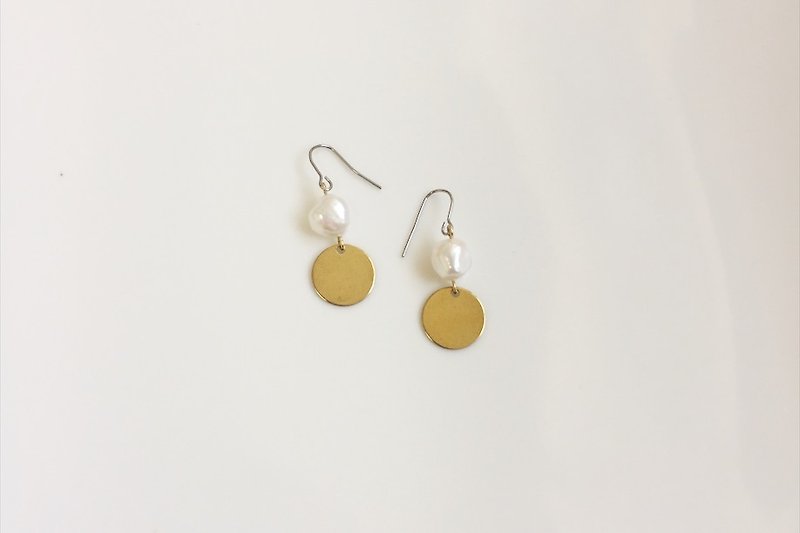 Natural pearl earrings brass molding - Earrings & Clip-ons - Gemstone Gold