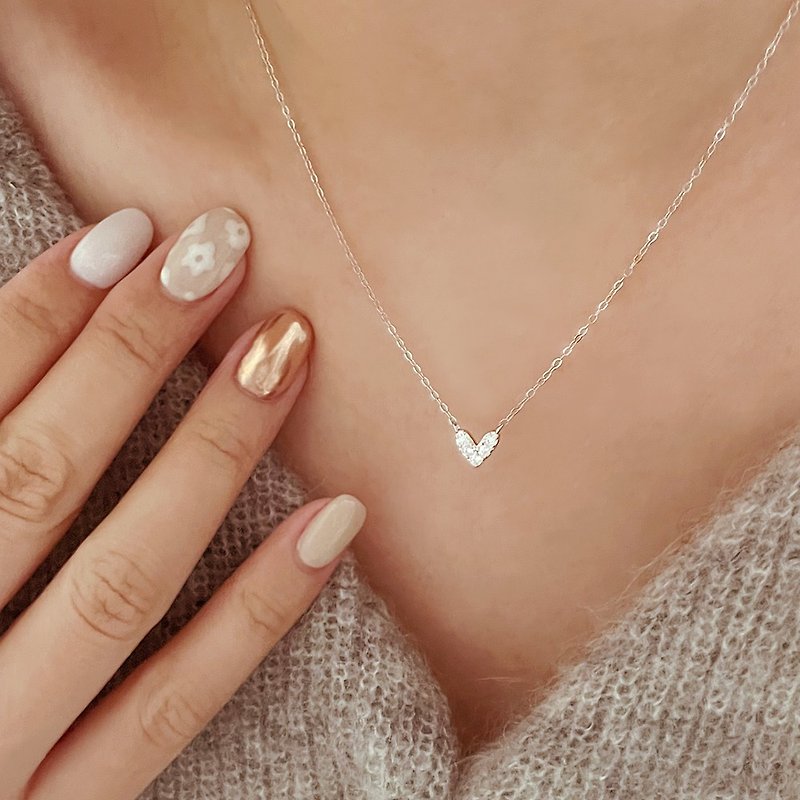 【CReAM】Kirsten's exquisite 925 sterling silver V-shaped heart-shaped love low-key shining golden silver necklace for women - Necklaces - Other Metals 